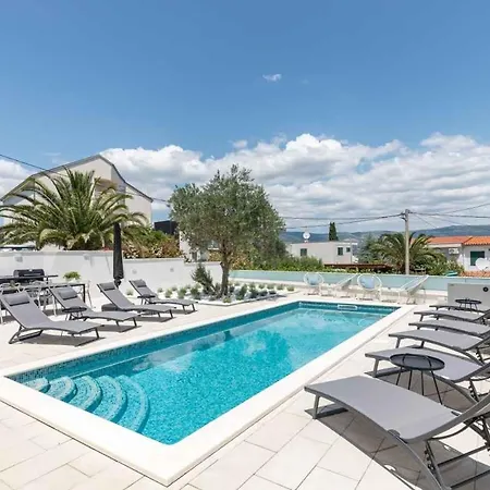 In Arbanija With Sea View, Terrace, Air Conditioning, Wifi 5139-1 Τρογκίρ