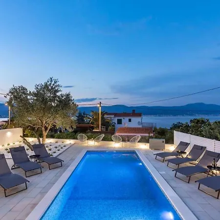 In Arbanija With Sea View, Terrace, Air Conditioning, Wifi 5139-1 Τρογκίρ