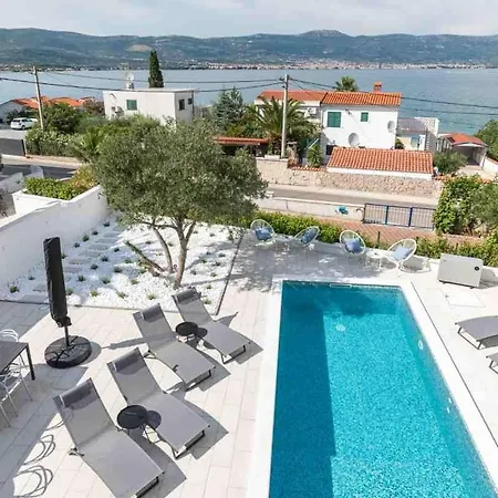 In Arbanija With Sea View, Terrace, Air Conditioning, Wifi 5139-1 Τρογκίρ
