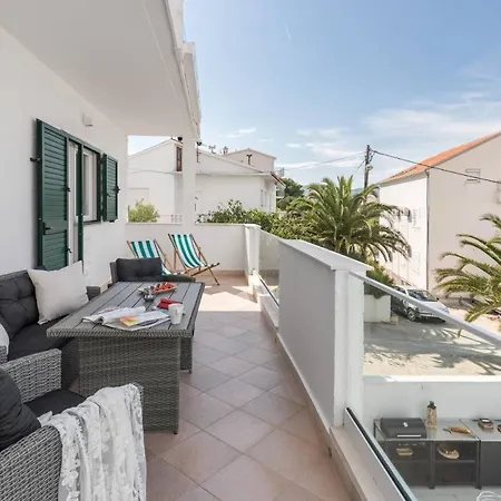 Διαμέρισμα In Arbanija With Sea View, Terrace, Air Conditioning, Wifi 5139-1 Τρογκίρ