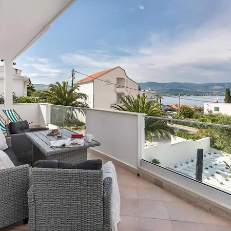 In Arbanija With Sea View, Terrace, Air Conditioning, Wifi 5139-1 Τρογκίρ
