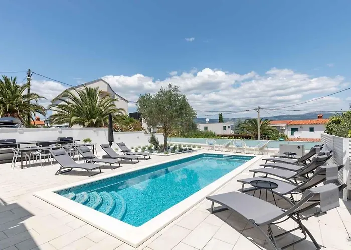In Arbanija With Sea View, Terrace, Air Conditioning, Wifi 5139-1 特罗吉尔