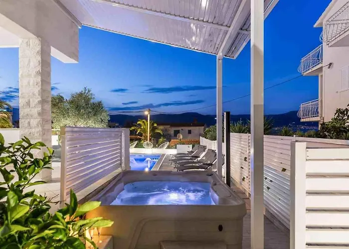In Arbanija With Sea View, Terrace, Air Conditioning, Wifi 5139-1 公寓 *