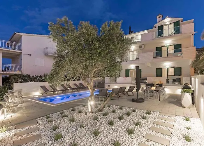 In Arbanija With Sea View, Terrace, Air Conditioning, Wifi 5139-1 特罗吉尔