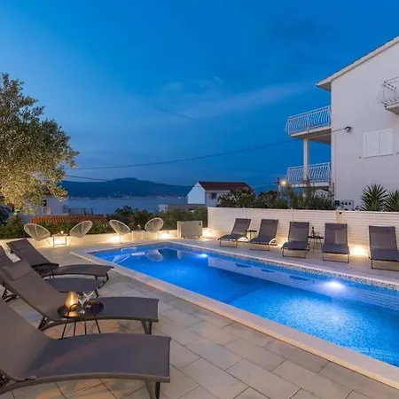 Apartment In Arbanija With Sea View, Terrace, Air Conditioning, Wifi 5139-1 Trogir